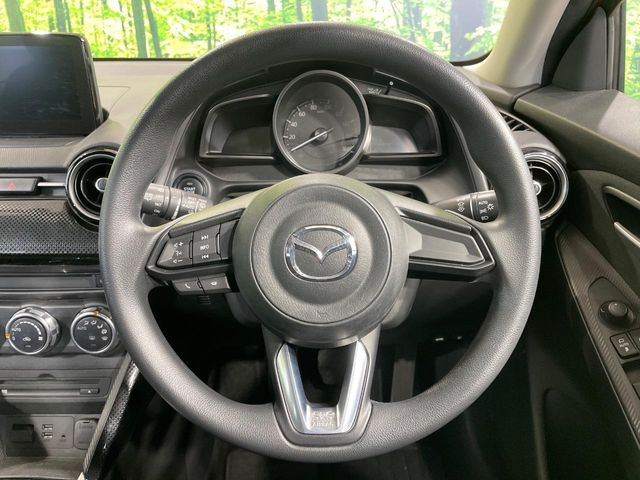 �C���e���A�ɍ��킹���f�U�C���̃X�e�A�����O�́A�^�]�������̂��Ƃ��l���A�^�]���₷���`��A�傫���ł��B�����x�A���ۂɐG���Ă��m���߂��������B