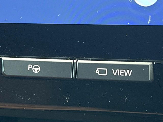 【リモート機能つきアドバンスドパーク】専用スマートフォンアプリの使用で、車外から遠隔駐車・出庫が可能な先進機能。広い場所で乗り降りしたい時に便利です♪