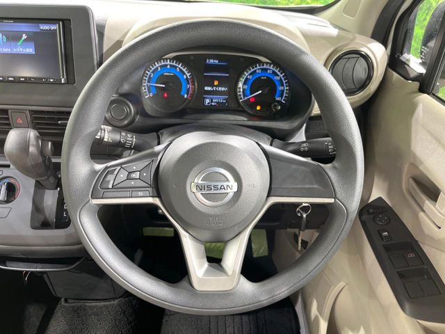 �C���e���A�ɍ��킹���f�U�C���̃X�e�A�����O�́A�^�]�������̂��Ƃ��l���A�^�]���₷���`��A�傫���ł��B�����x�A���ۂɐG���Ă��m���߂��������B