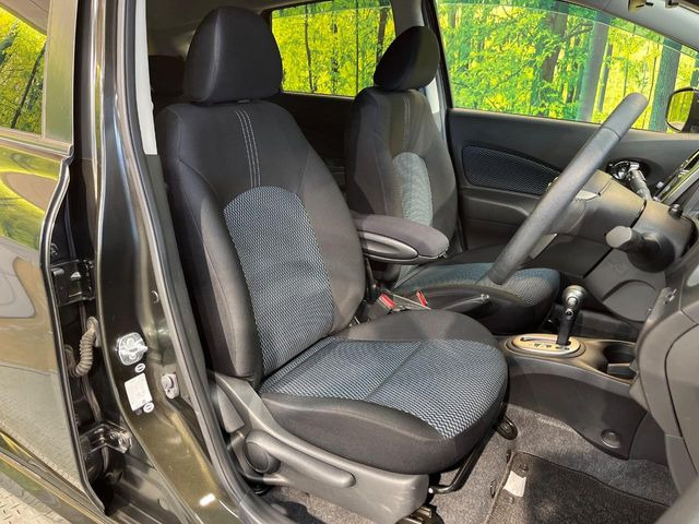 運転席まわりには十分なスペースがあり、大柄な方でもゆったり運転していただける環境です。