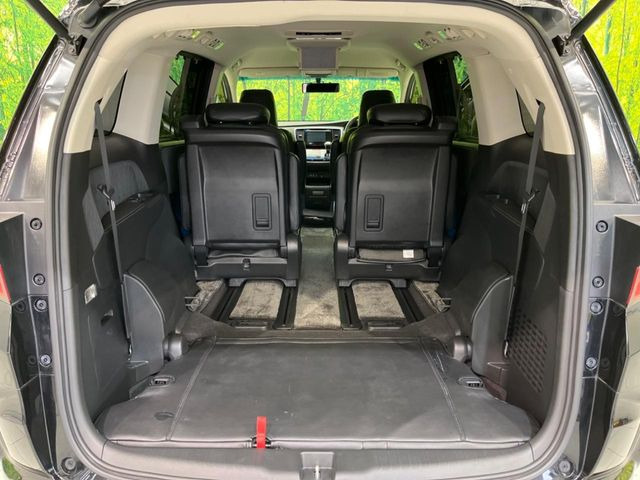 ���i�̂���������ʋ΁A���}���ɏ\���ȉ׎��X�y�[�X���m�ۂ��Ă���܂��B�T�[�h�V�[�g���i�[����ƁA�傫�ȉו��̐ύڂ��\�ł���