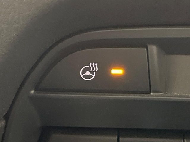 【ステアリングヒーター】冬場に冷たくなりやすい革巻きステアリングを、スイッチ一つで素早く適温に!エアコンよりも早く温まってくれるので、寒い日の運転も快適になりますね♪