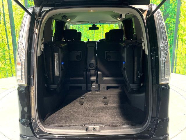 ���i�̂���������ʋ΁A���}���ɏ\���ȉ׎��X�y�[�X���m�ۂ��Ă���܂��B�T�[�h�V�[�g�𒵂ˏグ��ƁA�傫�ȉו��̐ύڂ��\�ł���