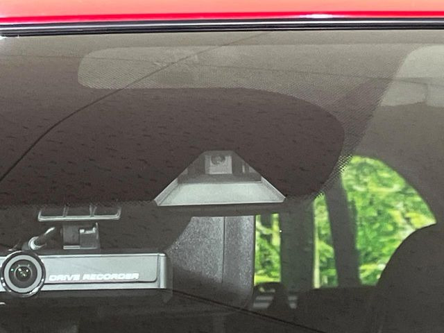 �y�C���e���W�F���g�G�}�[�W�F���V�[�u���[�L�z�t�����g�J�����őO���̎ԗ�����s�҂����m�B�Փ˂������Ȏ��͏Փ˔�Q�y���u���[�L���쓮�A�Փˉ�����T�|�[�g�B�����S�Ƀh���C�u�����y���݂��������܂��B