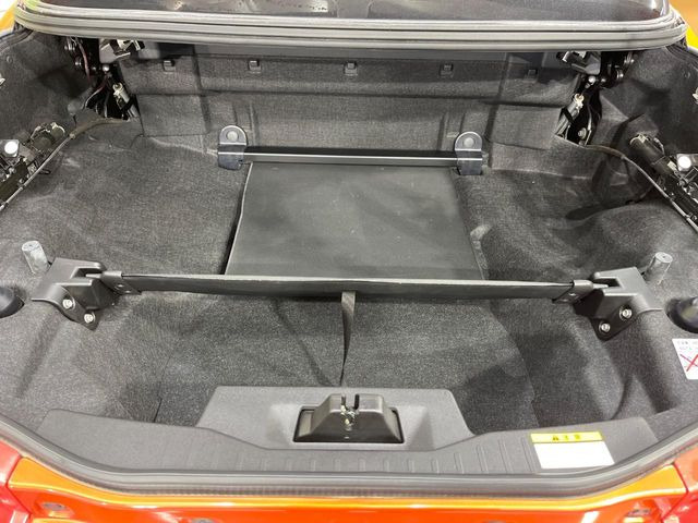 ���i�̂���������ʋ΁A���}���ɏ\���ȉ׎��X�y�[�X���m�ۂ��Ă���܂��B�Z�J���h�V�[�g��|���ƁA�傫�ȉו��̐ύڂ��\�ł���