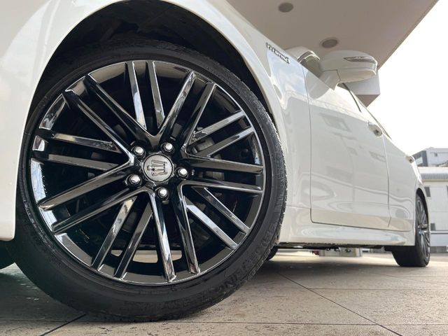 �y����18�C���`�A���~�z�C�[���z�O�ςɃ}�b�`���������A���~�z�C�[���𑕒����Ă���܂��B�e��ЊO�A���~�z�C�[����A�X�^�b�h���X�^�C�����戵�����Ă���܂��B���񂲑��k����������