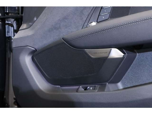 ���z�I�v�V�����̃e�N�m���W�[�p�b�P�[�W�����ڂ��Ă���A�Չ����̍����A�R�[�X�e�B�b�N�K���X��A�Ɠx�̍������[�U�[���C�g�ȂǂƂƂ��ɁAe-tron�X�|�[�c�T�E���h�Ƃ����e�N�m���W�[���g�ݍ��܂�Ă���܂��B