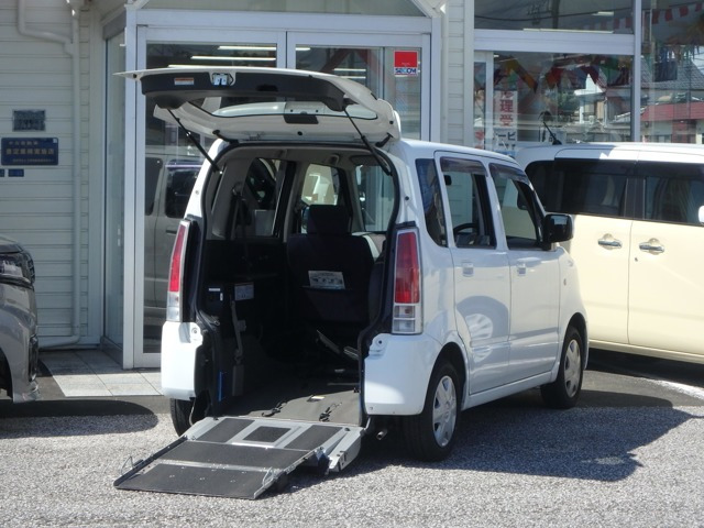 ワゴンRウィズ 車いす移動車 リヤシート付 手動固定式