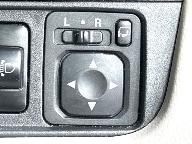 �y�d���i�[�~���[�z�T�C�h�~���[�͓d���i�[���ƂȂ��Ă���A�������ԏ�ł��L�Y�������X�N��}�����܂��B