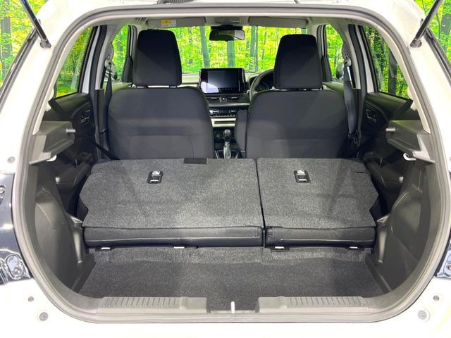 ���i�̂���������ʋ΁A���}���ɏ\���ȉ׎��X�y�[�X���m�ۂ��Ă���܂��B�Z�J���h�V�[�g��|���ƁA�傫�ȉו��̐ύڂ��\�ł���