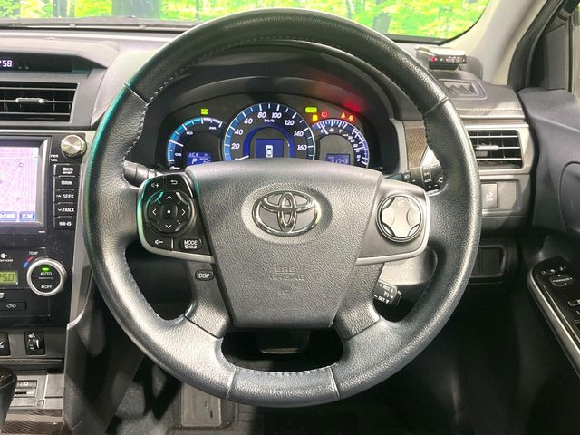 �C���e���A�ɍ��킹���f�U�C���̃X�e�A�����O�́A�^�]�������̂��Ƃ��l���A�^�]���₷���`��A�傫���ł��B�����x�A���ۂɐG���Ă��m���߂��������B