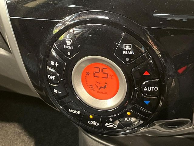 【オートエアコン】一度お好みの温度に設定すれば、車内の温度を検知し風量や温度を自動で調整。暑い&hellip;寒い&hellip;と何度もスイッチ操作をする必要はありません。快適な車内空間には必須の機能ですね♪