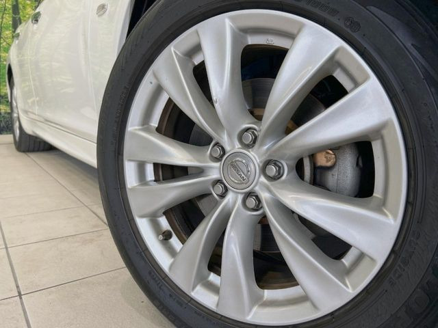 �y����18�C���`�A���~�z�C�[���z�O�ςɃ}�b�`���������A���~�z�C�[���𑕒����Ă���܂��B�e��ЊO�A���~�z�C�[����A�X�^�b�h���X�^�C�����戵�����Ă���܂��B���񂲑��k����������