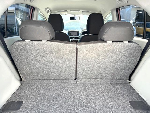 ���i�̂���������ʋ΁A���}���ɏ\���ȉ׎��X�y�[�X���m�ۂ��Ă���܂��B�Z�J���h�V�[�g��|���ƁA�傫�ȉו��̐ύڂ��\�ł���