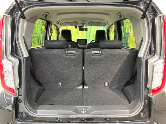 ���i�̂���������ʋ΁A���}���ɏ\���ȉ׎��X�y�[�X���m�ۂ��Ă���܂��B�Z�J���h�V�[�g��|���ƁA�傫�ȉו��̐ύڂ��\�ł���