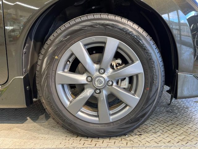 【純正15インチアルミホイール】外観にマッチした純正アルミホイールを装着しております。各種社外アルミホイールや、スタッドレスタイヤも取扱いしております。是非ご相談ください♪