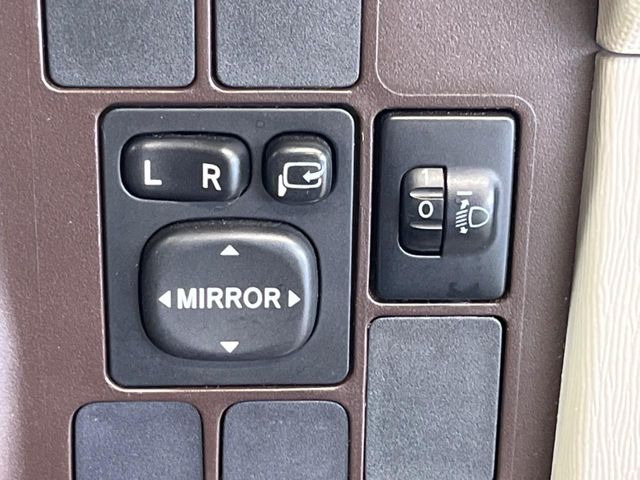 �y�d���i�[�~���[�z�T�C�h�~���[�͓d���i�[���ƂȂ��Ă���A�������ԏ�ł��L�Y�������X�N��}�����܂��B