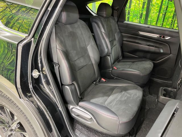 後部座席も気になるようなキズ・汚れやへたり等、大きなダメージはなく、良好な状態です。