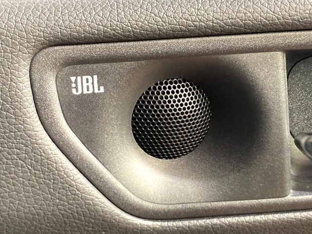 �yJBL�T�E���h�V�X�e���z���[�J�[�I�v�V�����̍��i�ʃT�E���h�V�X�e���𓋍ځB��p�̃`���[�j���O���{���ꂽ�召�l�X�ȃX�s�[�J�[����ǎ��ȃT�E���h���t�ł��A�Տꊴ���ӂ�鉹����Ԃ����o���܂��B