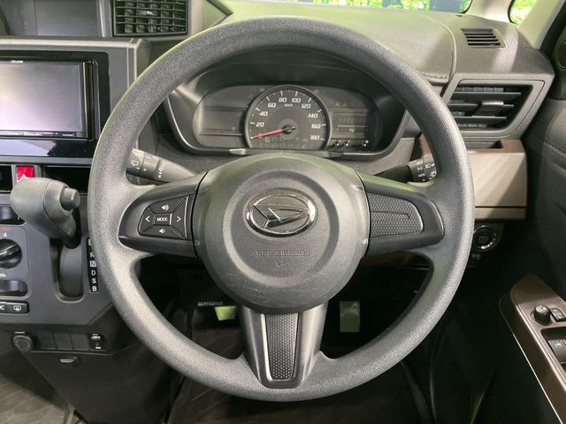 �C���e���A�ɍ��킹���f�U�C���̃X�e�A�����O�́A�^�]�������̂��Ƃ��l���A�^�]���₷���`��A�傫���ł��B�����x�A���ۂɐG���Ă��m���߂��������B