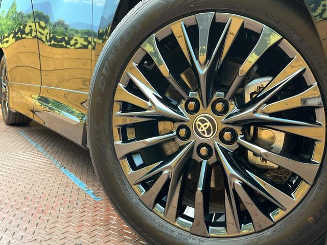 【純正19インチアルミホイール】外観にマッチした純正アルミホイールを装着しております。各種社外アルミホイールや、スタッドレスタイヤも取扱いしております。是非ご相談ください♪