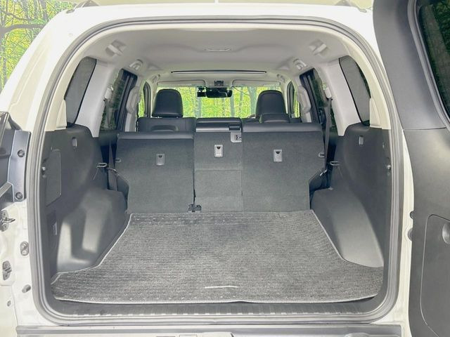 ���i�̂���������ʋ΁A���}���ɏ\���ȉ׎��X�y�[�X���m�ۂ��Ă���܂��B�Z�J���h�V�[�g��|���ƁA�傫�ȉו��̐ύڂ��\�ł���