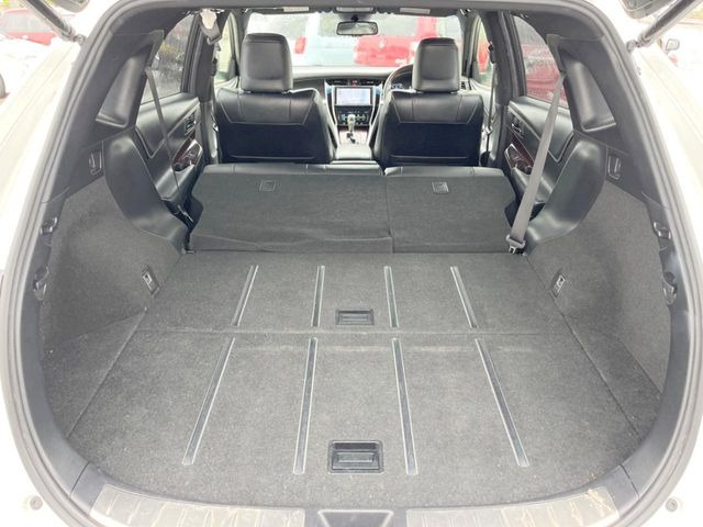 ���i�̂���������ʋ΁A���}���ɏ\���ȉ׎��X�y�[�X���m�ۂ��Ă���܂��B�Z�J���h�V�[�g��|���ƁA�傫�ȉו��̐ύڂ��\�ł���