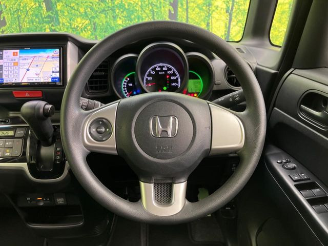 �C���e���A�ɍ��킹���f�U�C���̃X�e�A�����O�́A�^�]�������̂��Ƃ��l���A�^�]���₷���`��A�傫���ł��B�����x�A���ۂɐG���Ă��m���߂��������B