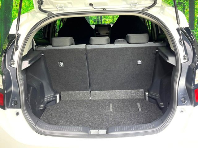 ���i�̂���������ʋ΁A���}���ɏ\���ȉ׎��X�y�[�X���m�ۂ��Ă���܂��B�Z�J���h�V�[�g��|���ƁA�傫�ȉו��̐ύڂ��\�ł���