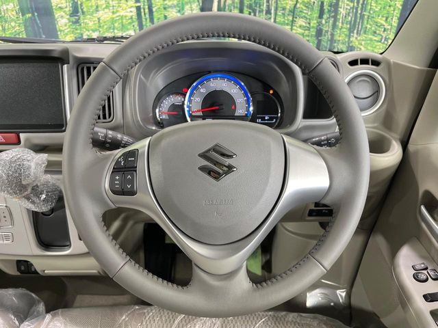 �C���e���A�ɍ��킹���f�U�C���̃X�e�A�����O�́A�^�]�������̂��Ƃ��l���A�^�]���₷���`��A�傫���ł��B�����x�A���ۂɐG���Ă��m���߂��������B