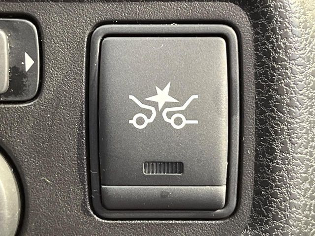 【エマージェンシーブレーキ】走行中に前方の車両等を認識し、衝突しそうな時は警報とブレーキで衝突回避と被害軽減をアシスト。より安全にドライブをお楽しみいただけます。