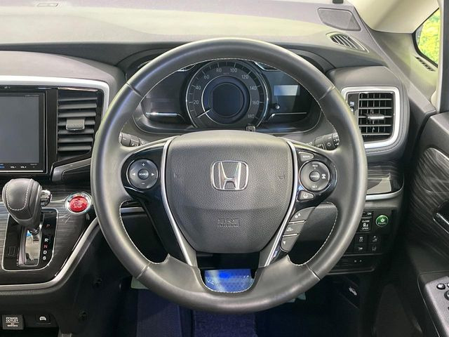 �C���e���A�ɍ��킹���f�U�C���̃X�e�A�����O�́A�^�]�������̂��Ƃ��l���A�^�]���₷���`��A�傫���ł��B�����x�A���ۂɐG���Ă��m���߂��������B