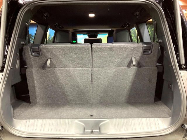 ���i�̂���������ʋ΁A���}���ɏ\���ȉ׎��X�y�[�X���m�ۂ��Ă���܂��B�Z�J���h�V�[�g��|���ƁA�傫�ȉו��̐ύڂ��\�ł���