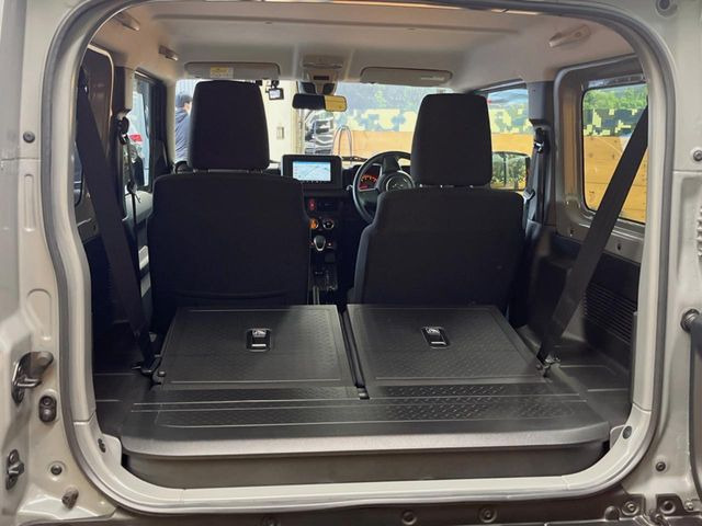 ���i�̂���������ʋ΁A���}���ɏ\���ȉ׎��X�y�[�X���m�ۂ��Ă���܂��B�Z�J���h�V�[�g��|���ƁA�傫�ȉו��̐ύڂ��\�ł���