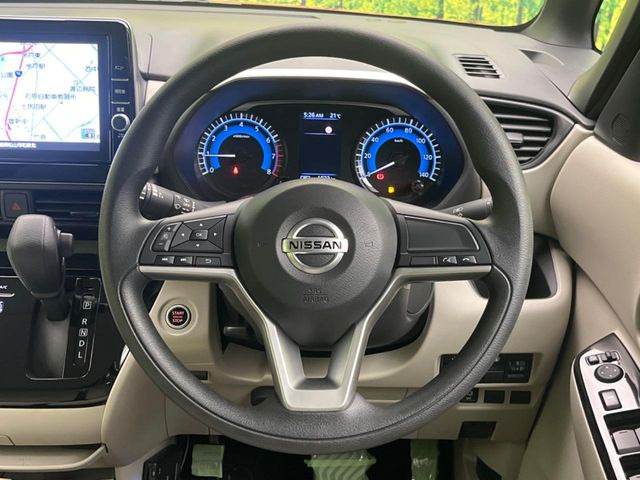 �C���e���A�ɍ��킹���f�U�C���̃X�e�A�����O�́A�^�]�������̂��Ƃ��l���A�^�]���₷���`��A�傫���ł��B�����x�A���ۂɐG���Ă��m���߂��������B