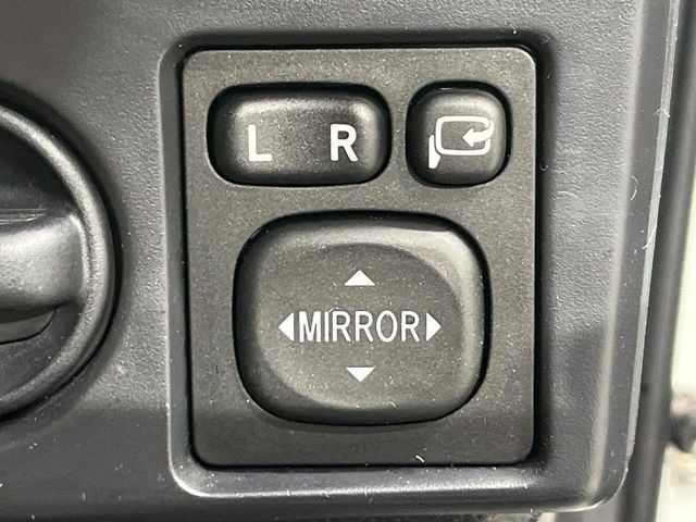 �y�d���i�[�~���[�z�T�C�h�~���[�͓d���i�[���ƂȂ��Ă���A�������ԏ�ł��L�Y�������X�N��}�����܂��B