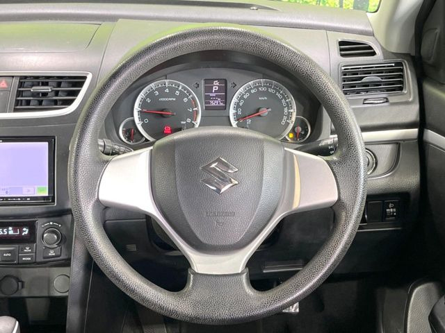 �C���e���A�ɍ��킹���f�U�C���̃X�e�A�����O�́A�^�]�������̂��Ƃ��l���A�^�]���₷���`��A�傫���ł��B�����x�A���ۂɐG���Ă��m���߂��������B