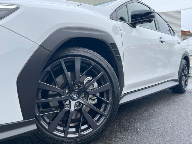 �y����18�C���`�A���~�z�C�[���z�O�ςɃ}�b�`���������A���~�z�C�[���𑕒����Ă���܂��B�e��ЊO�A���~�z�C�[����A�X�^�b�h���X�^�C�����戵�����Ă���܂��B���񂲑��k����������