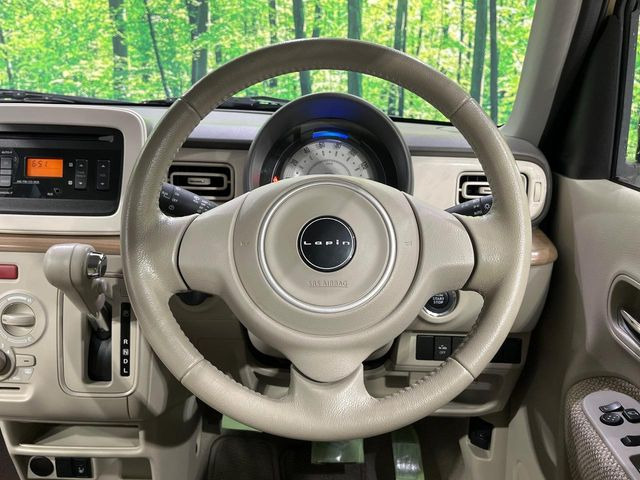 �C���e���A�ɍ��킹���f�U�C���̃X�e�A�����O�́A�^�]�������̂��Ƃ��l���A�^�]���₷���`��A�傫���ł��B�����x�A���ۂɐG���Ă��m���߂��������B