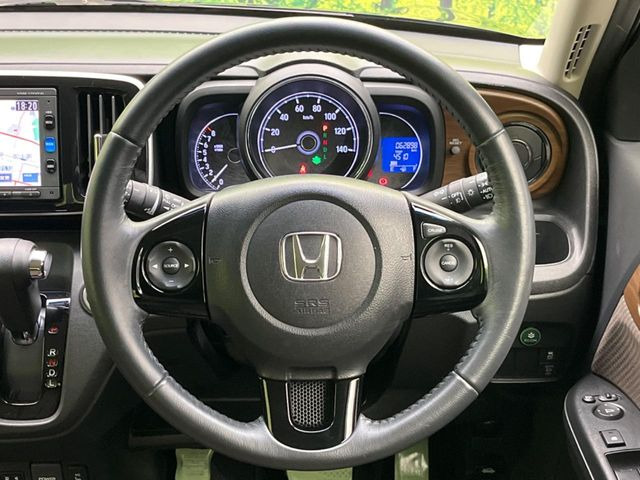 �C���e���A�ɍ��킹���f�U�C���̃X�e�A�����O�́A�^�]�������̂��Ƃ��l���A�^�]���₷���`��A�傫���ł��B�����x�A���ۂɐG���Ă��m���߂��������B