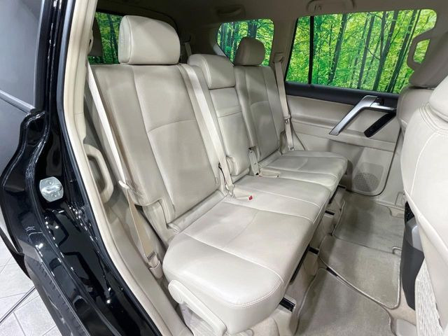 後部座席も気になるようなキズ・汚れやへたり等、大きなダメージはなく、良好な状態です。