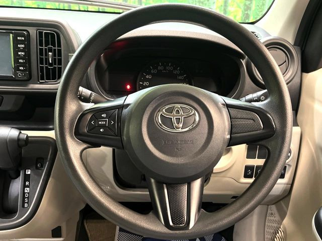 �C���e���A�ɍ��킹���f�U�C���̃X�e�A�����O�́A�^�]�������̂��Ƃ��l���A�^�]���₷���`��A�傫���ł��B�����x�A���ۂɐG���Ă��m���߂��������B