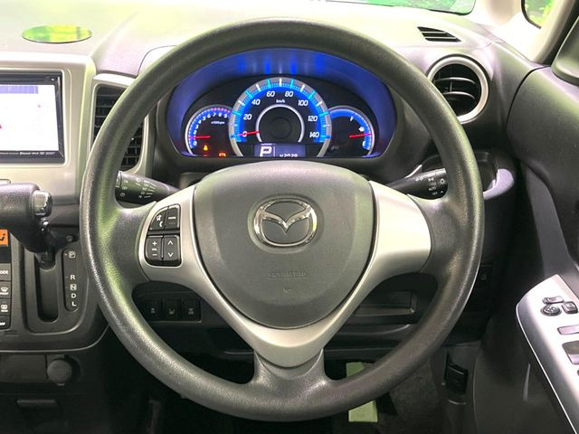 �C���e���A�ɍ��킹���f�U�C���̃X�e�A�����O�́A�^�]�������̂��Ƃ��l���A�^�]���₷���`��A�傫���ł��B�����x�A���ۂɐG���Ă��m���߂��������B