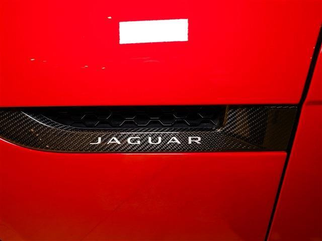 当店は屋内ショールームで天候問わずご見学可能です。ソファ席もございますのでごゆっくり見学いただけます。