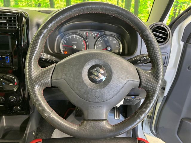 �C���e���A�ɍ��킹���f�U�C���̃X�e�A�����O�́A�^�]�������̂��Ƃ��l���A�^�]���₷���`��A�傫���ł��B�����x�A���ۂɐG���Ă��m���߂��������B