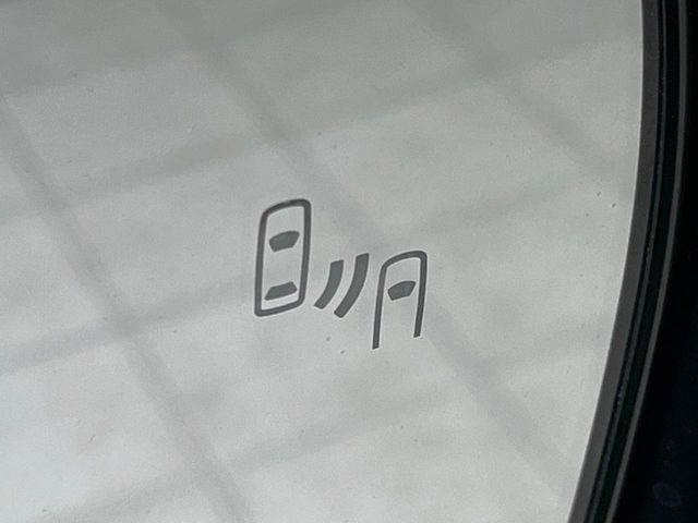 【ブラインドスポットモニター】走行中、ドアミラーの死角になりやすい箇所に後続車が接近するとサイドミラーのレンズに警告を表示!ドライバーに注意喚起をしてくれます。