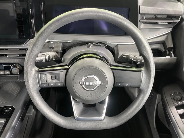 �C���e���A�ɍ��킹���f�U�C���̃X�e�A�����O�́A�^�]�������̂��Ƃ��l���A�^�]���₷���`��A�傫���ł��B�����x�A���ۂɐG���Ă��m���߂��������B