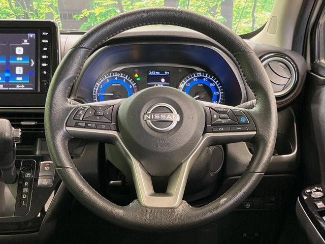 �C���e���A�ɍ��킹���f�U�C���̃X�e�A�����O�́A�^�]�������̂��Ƃ��l���A�^�]���₷���`��A�傫���ł��B�����x�A���ۂɐG���Ă��m���߂��������B