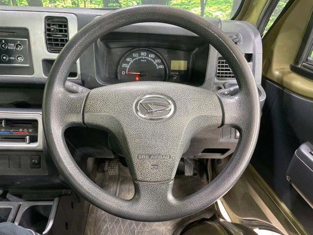 �C���e���A�ɍ��킹���f�U�C���̃X�e�A�����O�́A�^�]�������̂��Ƃ��l���A�^�]���₷���`��A�傫���ł��B�����x�A���ۂɐG���Ă��m���߂��������B