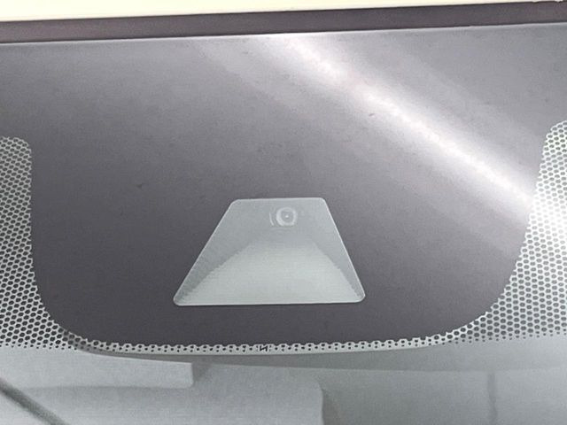 �y�z���_�Z���V���O�z���s���ɑO���̎ԗ�����F�����A�Փ˂������Ȏ��͌x��ƃu���[�L�ŏՓˉ���Ɣ�Q�y�����A�V�X�g�B�����S�Ƀh���C�u�����y���݂��������܂��B